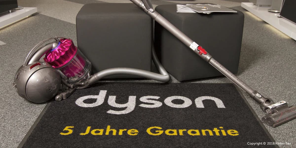 Logomatte im Eingangsbereich